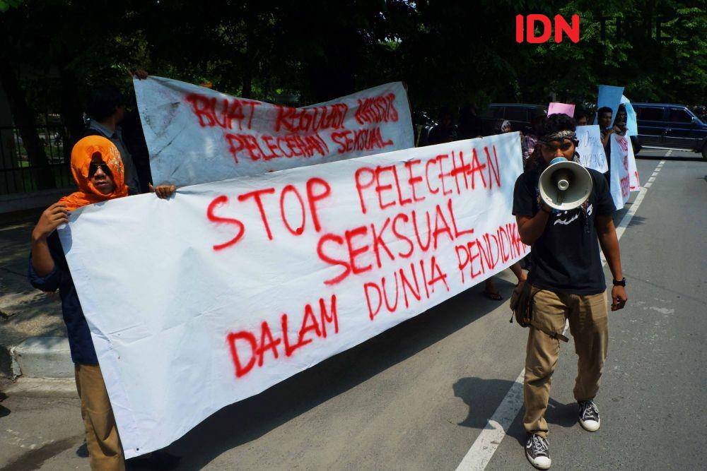 Massa mengelar unjuk rasa untuk mengecam tindakan dosen cabul di FISIP USU (IDN Times/Prayugo Utomo)