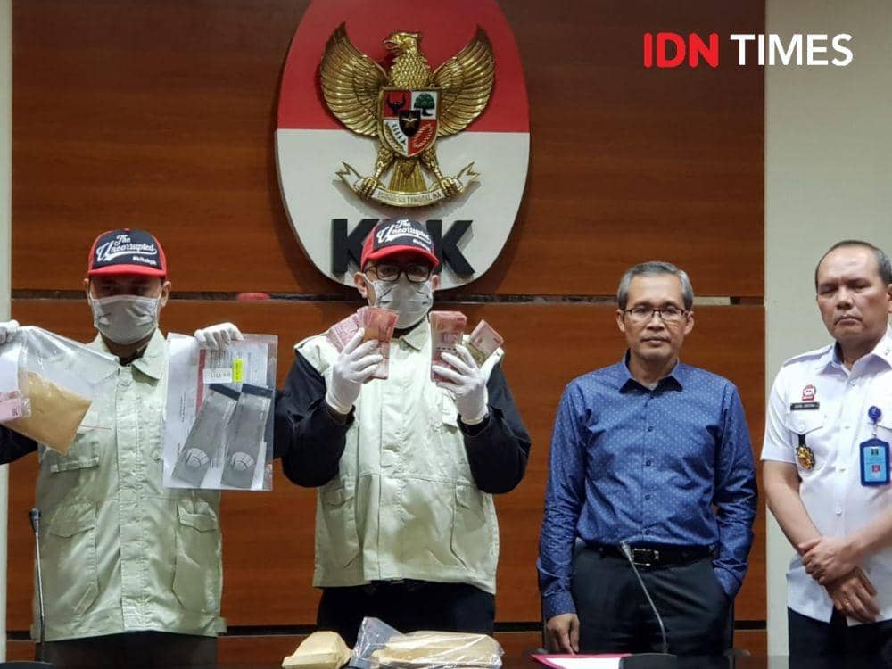 (Barang bukti OTT Imigrasi Mataram) IDN Times/Santi Dewi