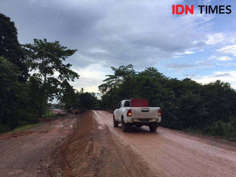 Pembangjnan infrastruktur jalan dan jembatan dianggap sebagai satu cara konektivitas daerah (IDN Times/Rangga Erfizal)