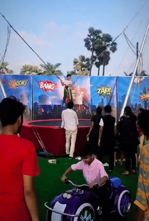 twitter.com/SRKUniverse