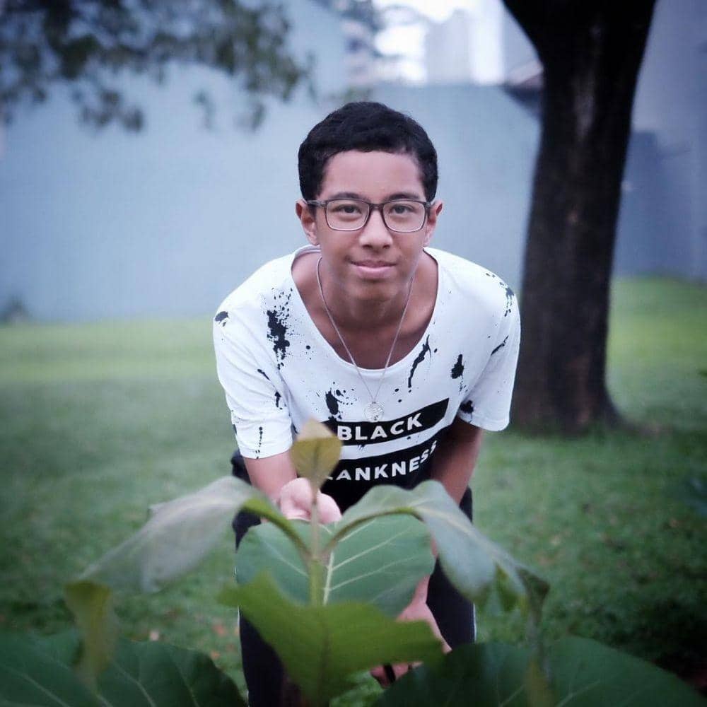 instagram.com/deelestari