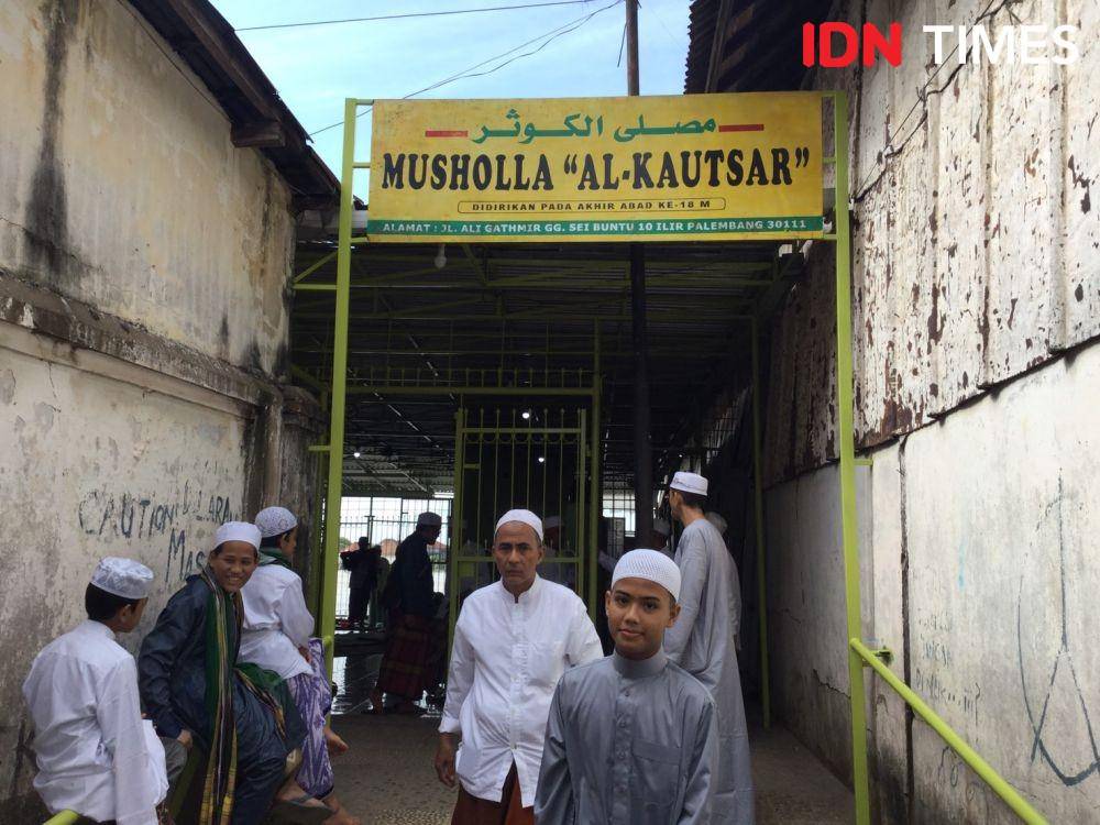 Umat Islam di Kampung Arab Kota Palembang (IDN Times/Rangga Erfizal)