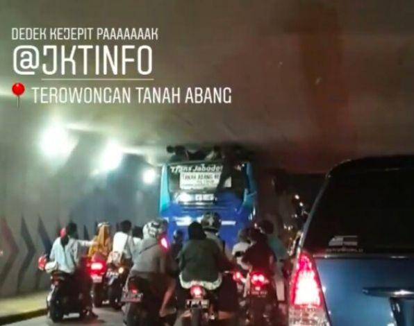 (Bus Trans Jabodetabek tengah melintasi terowongan Tanah Abang) www.instagram.com/@jktinfo