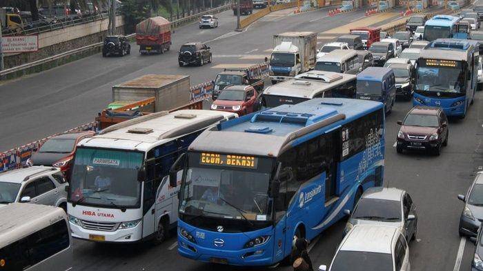 (Ilustrasi Bus Mayasari Bakti Trans Jabodetabek tengah melintas) ANTARA FOTO/Risky Andrianto