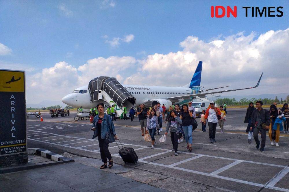 Penumpang maskapai Garuda Indonesia keluar dari pesawat di Bandara Internasional Adisutjipto Yogyakarta. IDN Times/Holy Kartika
