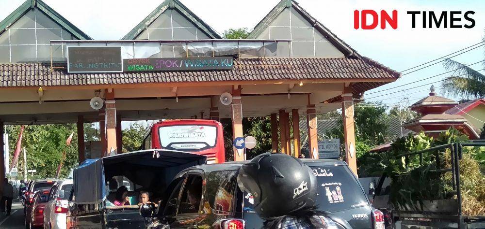Antrian kendaraan bermotor saat membayar retribusi masuk Pantai Parangtritis.IDN Times/Daruwaskita