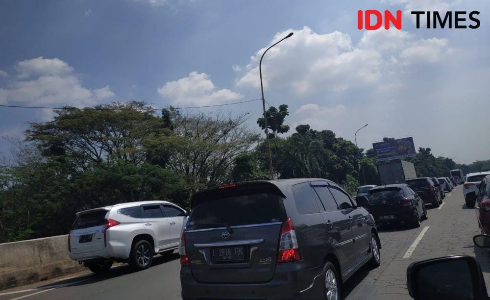 (Kemacetan panjang terjadi di Tol Cikampek saat musim libur Lebaran 2019) IDN Times/Ilyas Listianto Mujib