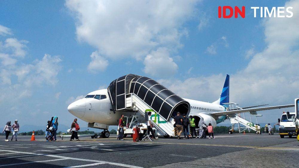 Penumpang pesawat Garuda Indonesia di Bandara Internasional Adisutjipto. (IDN Times/Holy Kartika)