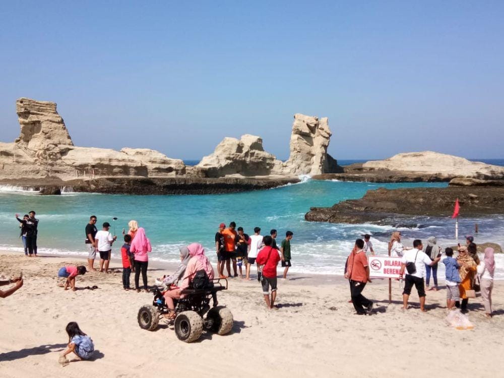 Sejumlah wisatawan memadati Pantai Klayar Pacitan. Dok.IDN Times/Istimewa
