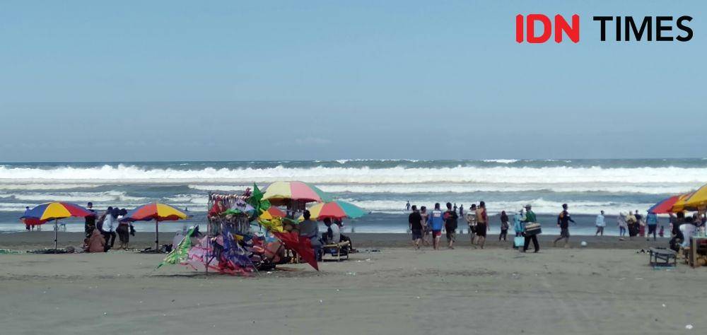 Pengunjung Pantai Parangtritis. IDN Times/Daruwaskita
