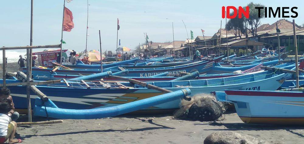 Perahu nelayan Pantai Depok. IDN Times/Daruwaskita