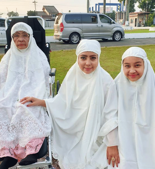 instagram.com/mayangsaritrihatmodjoreal