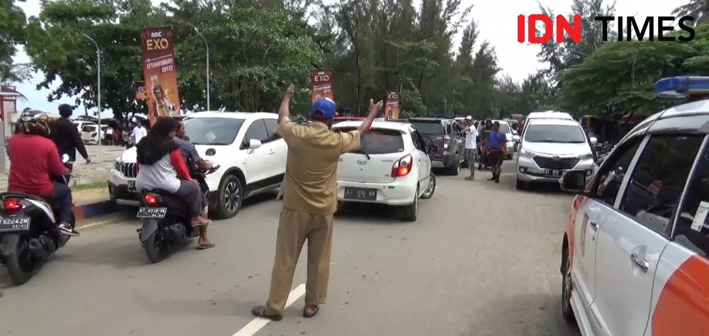 Petugas mengatur lalu lintas di kawasan Pantai Manggar Segarasari (IDN Times/M.Idris)