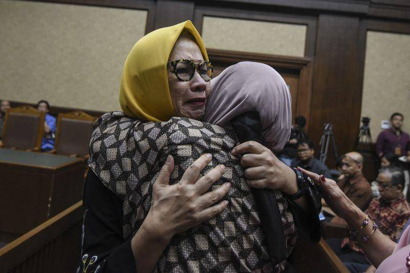 (Eks Dirut PT Pertamina Karen Agustiawan menangis dan memeluk rekannya usai mendengar vonis 8 tahun) ANTARA FOTO/Muhammad Adimaja