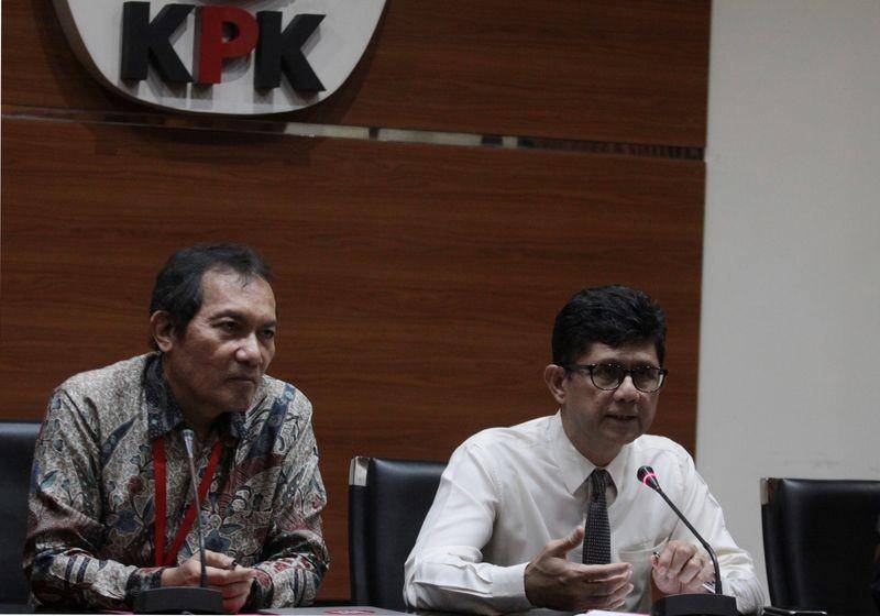 (Wakil Ketua KPK Saut Situmorang <kiri> dan Laode M Syarif <kanan> tengah mengumumkan tersangka baru BLBI) ANTARA FOTO/Reno Esnir