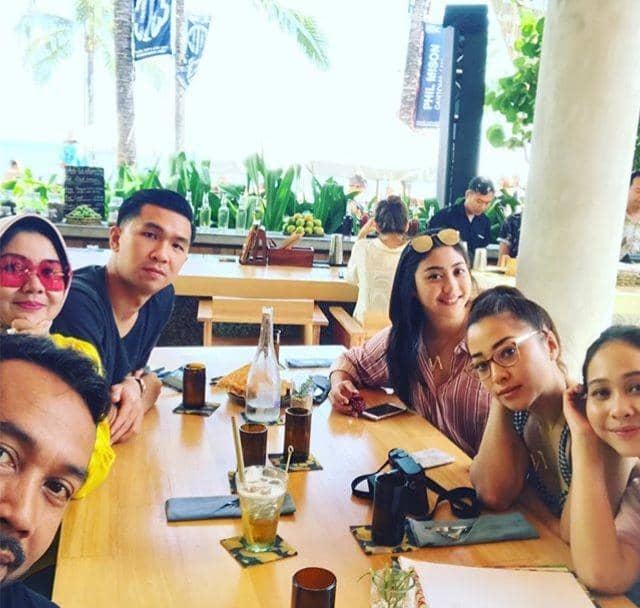 9 Gaya Hits Liburan Nikita Willy di Bali, Bareng Keluarga Pacar Nih!