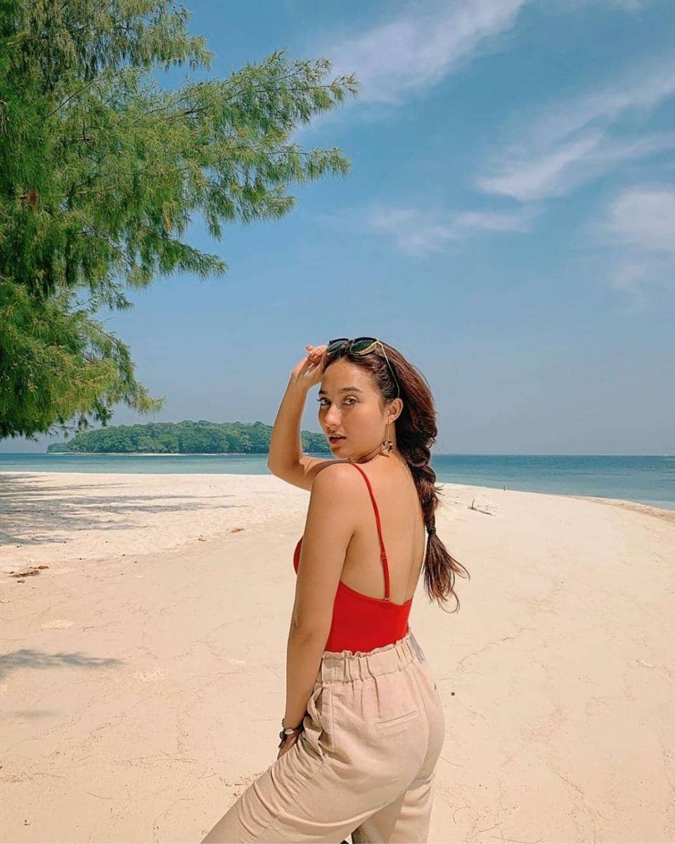 10 Gaya Liburan Naomi Zaskia, Seleb Muda yang Dekat dengan Sule