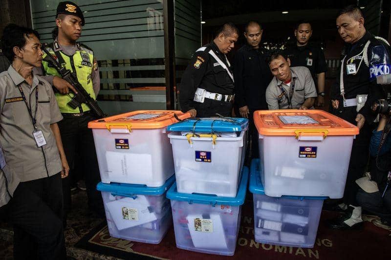 (Petugas membawa alat bukti KPU dalam Perselisihan Hasil Pemilihan Umum untuk Pilpres 2019) ANTARA FOTO/Aprilio Akbar