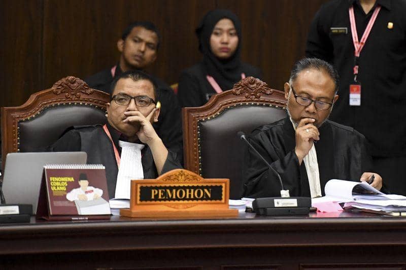 (Anggota kuasa hukum Prabowo-Sandi, Denny Indrayana <kiri> dan Bambang Widjojanto <kanan>) ANTARA FOTO/Hafidz Mubarak