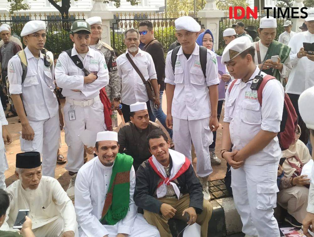 Ketum FPI Sobri Lubis duduk bersama Eks Penasihat KPK Abdullah Hemahua. (IDN Times/Muhamad Iqbal)