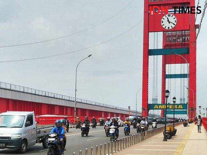 Situasi Jembatan Ampera Palembang (IDN Times/Feny Maulia Agustin)