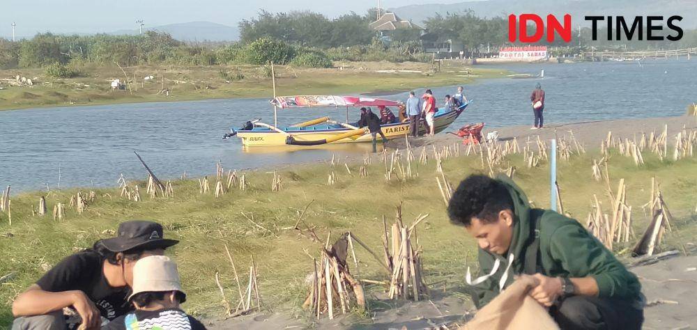 "Ngandong" berkeliling Laguna Pantai Samas. IDN Times/Daruwaskita