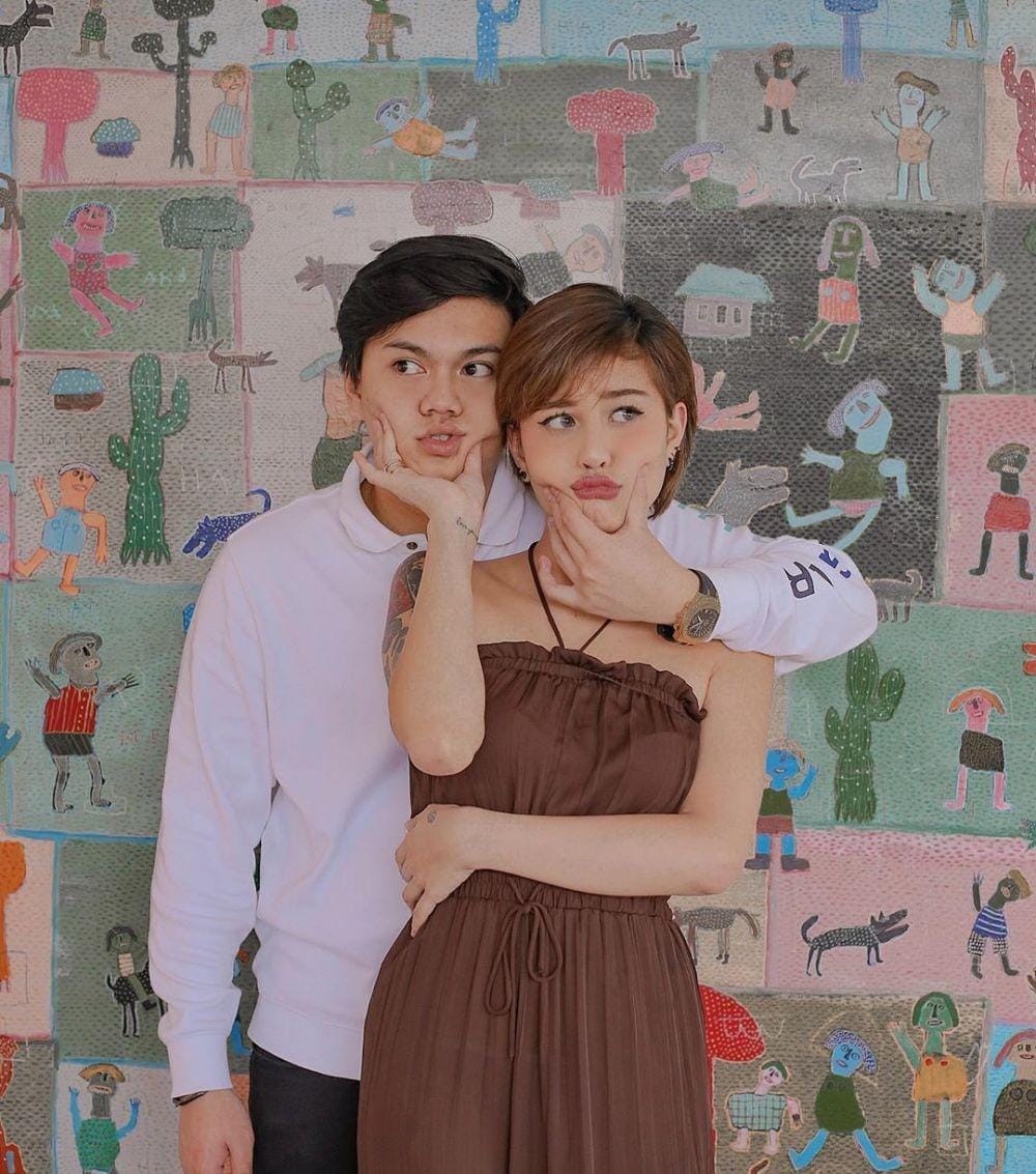 instagram.com/awkarin