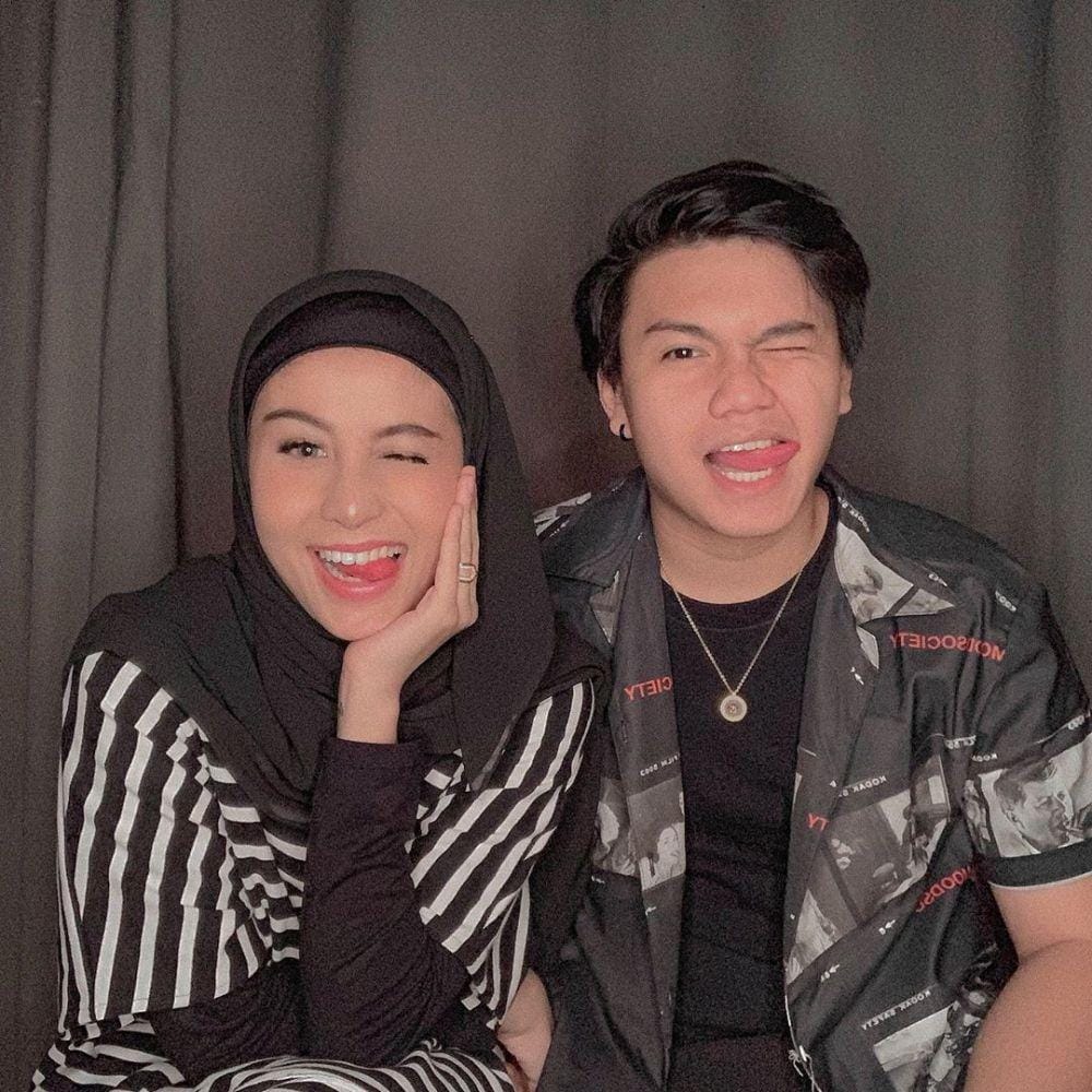 instagram.com/awkarin