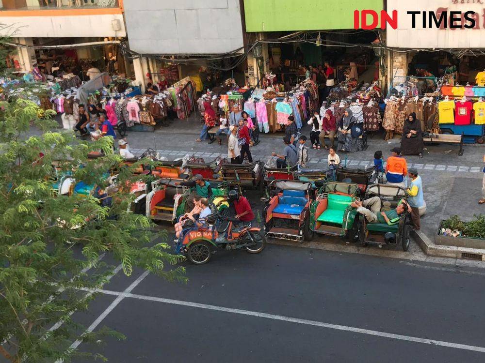 Deretan becak di kawasan Malioboro. IDN Times/Febriana Sinta