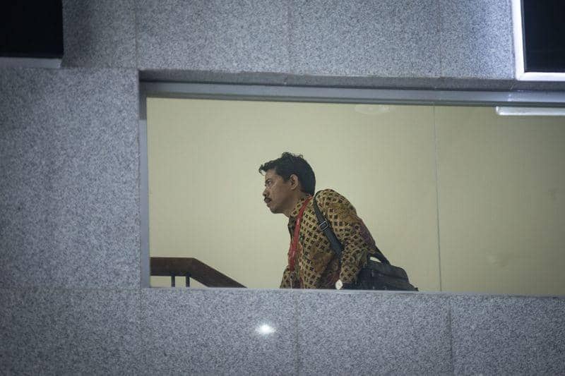 (Rektor UIN Sunan Ampel Masdar Hilmy menuju ke ruang penyidik) ANTARA FOTO/Aprilio Akbar