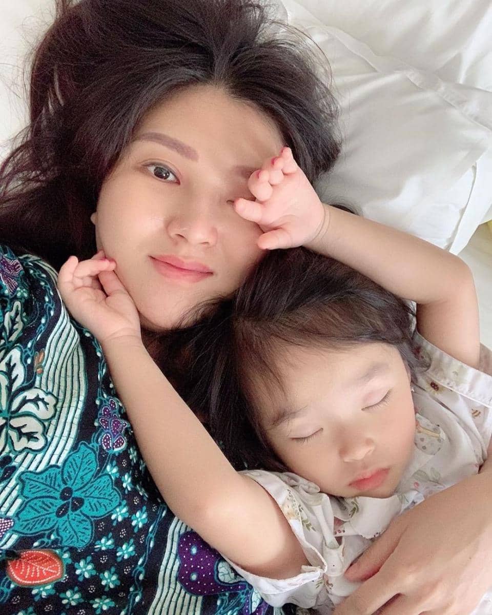 10 Potret Sarwendah dalam Balutan Daster, Santai Banget!