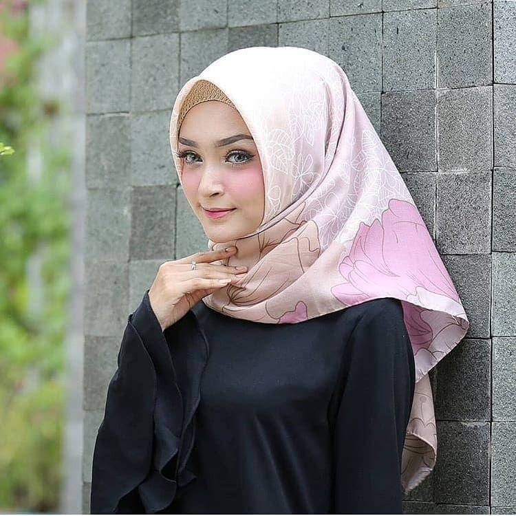 instagram.com/hijabwanitacantik