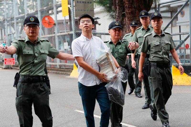 Joshua Wong ketika dibebaskan dari penjara pada 17 Juni 2019 setelah menjalani satu bulan hukuman. ANTARA FOTO/REUTERS/Tyrone Siu