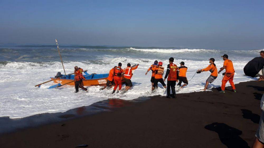 Ilustrasi evakuasi perahu di bibir pantai. IDN Times/Humas Basarnas Yogya