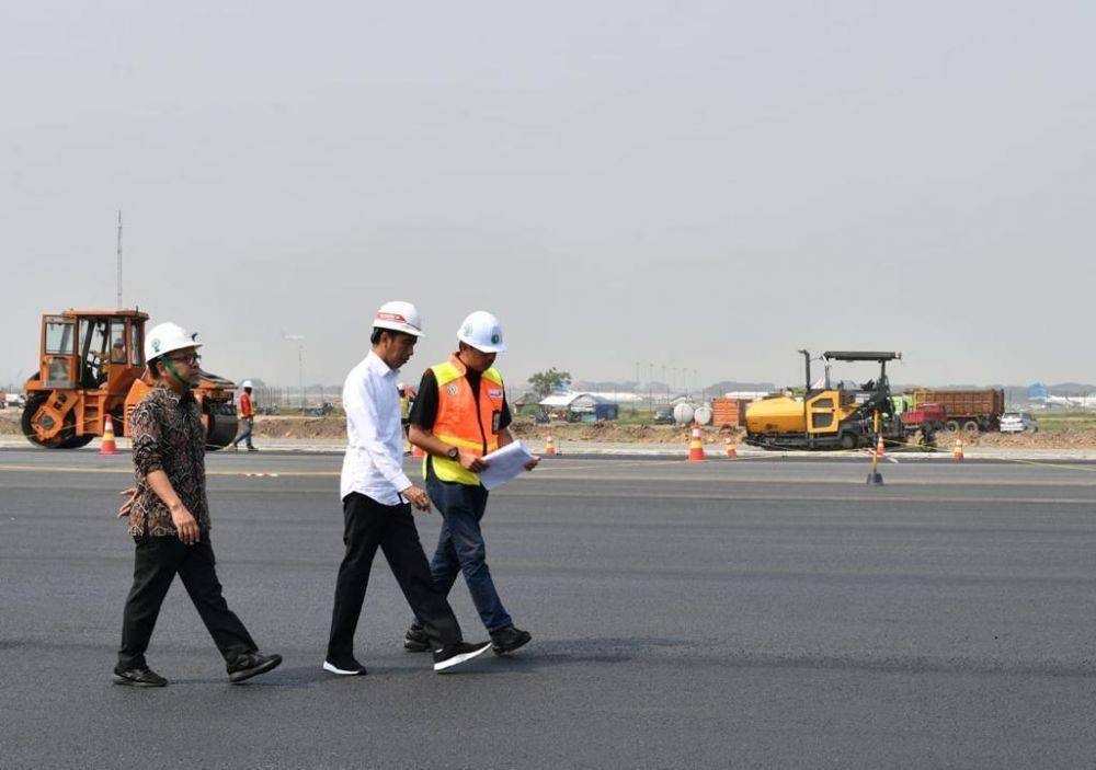 (Presiden Joko Widodo tengah meninjau progres pembangunan runway 3 Bandara Soetta) www.twitter.com/@jokowi