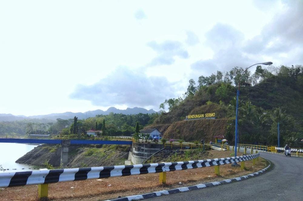 Waduk Sermo, salah satu destinasi wisata di Kulon Progo di Perbukitan Menoreh. Dok.Pribadi/Holy Kartika