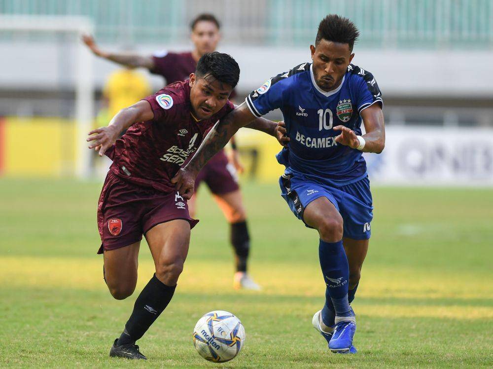 Pesepak bola PSM Makassar Asnawi Mangkualam (kiri) berebut bola dengan pesepak bola Becamex Binh Duong asal Vietnam Wander Luiz Dias pada semi final leg kedua Piala AFC 2019 (ANTARA FOTO/Wahyu Putro A)