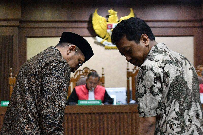 (Mantan Ketua Umum Partai Persatuan Pembangunan Muchamad Romahurmuziy <kanan>) ANTARA FOTO/Sigid Kurniawan