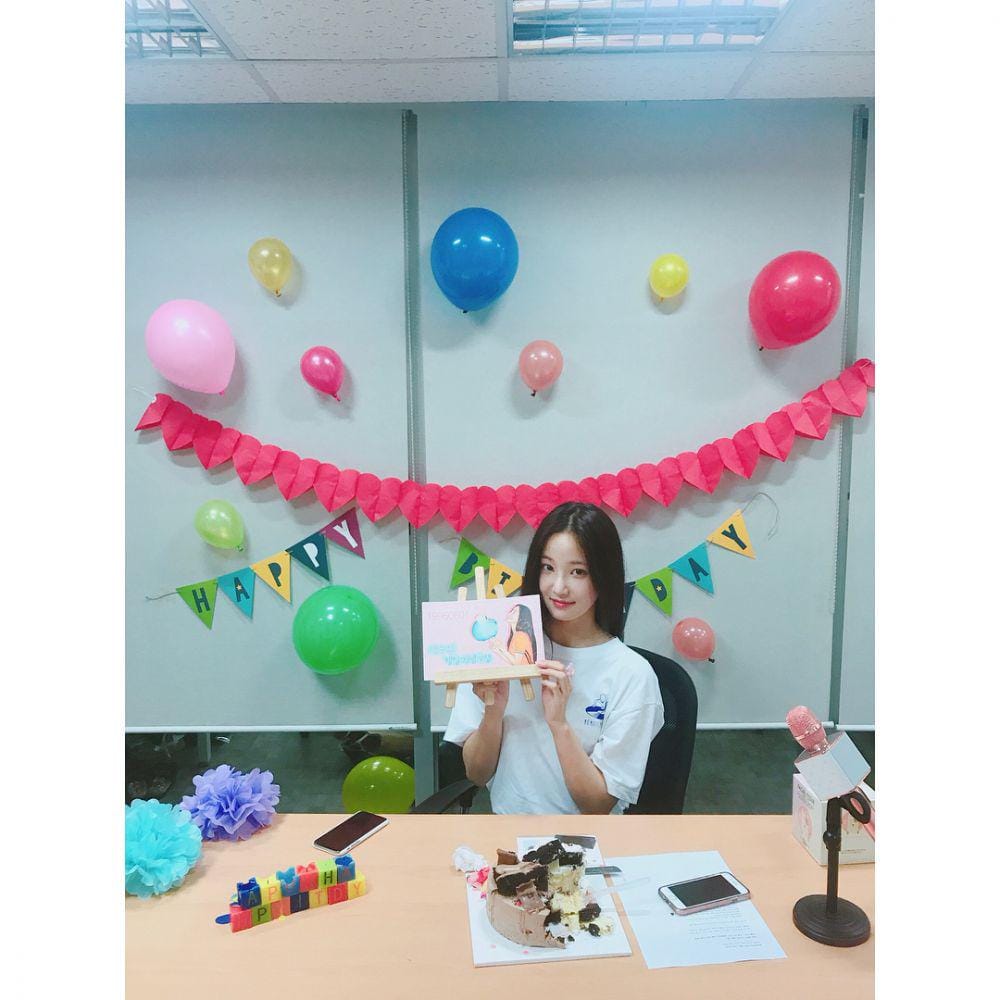 instagram.com/momoland_official