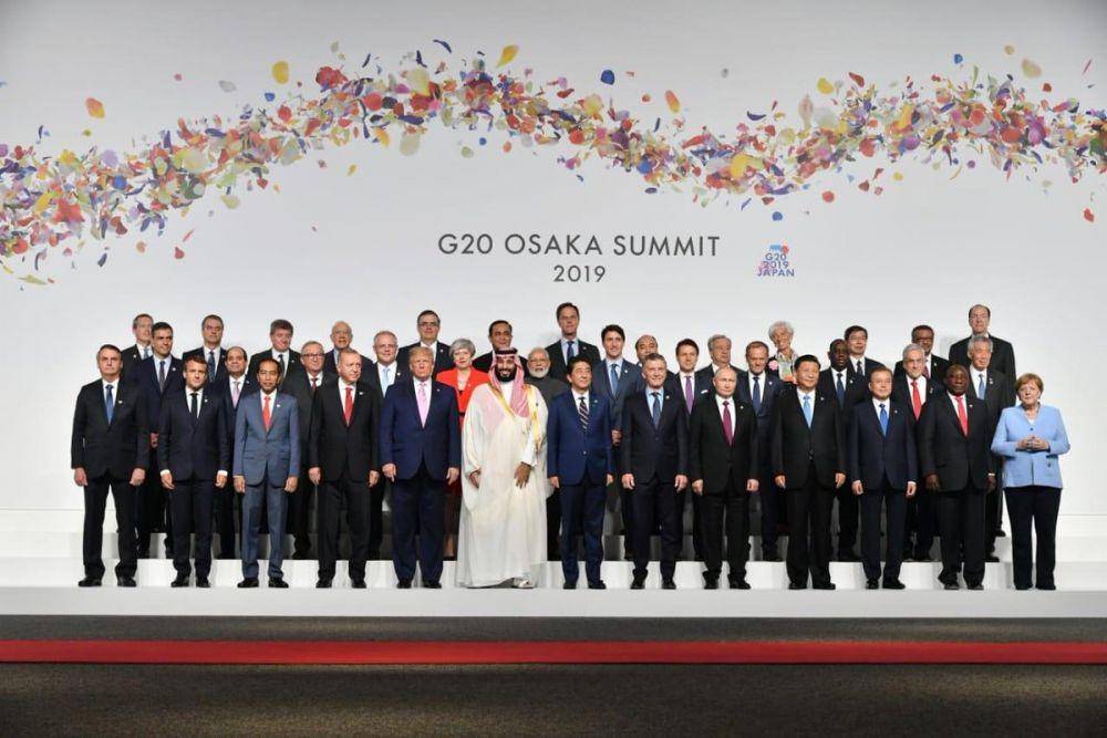 (Para pemimpin KTT G20 termasuk Presiden Jokowi berfoto di Osaka, Jepang) www.twitter.com/@jokowi