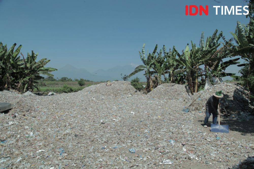 Tumpukan sampah impor di Desa Bangun, Mojokerto. IDN Times/Enggal Hendy Wardhana