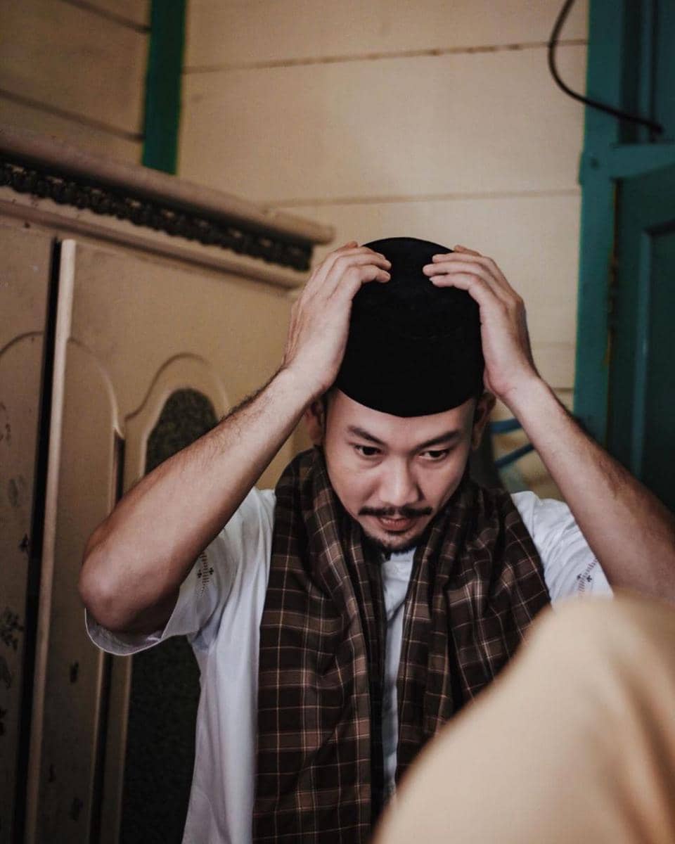 Dapat Gelar Datuk Minangkabau, 9 Potret Menawan Denny Sumargo Berpeci