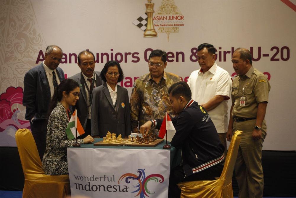 Pecatur India, Chitlangle Sakshi (kiri) menghadapi pecatur Indonesia, Priasmoro Novendra (kanan) saat pembukaan Asian Junior Chess Championship 2019 di Solo, Jawa Tengah
