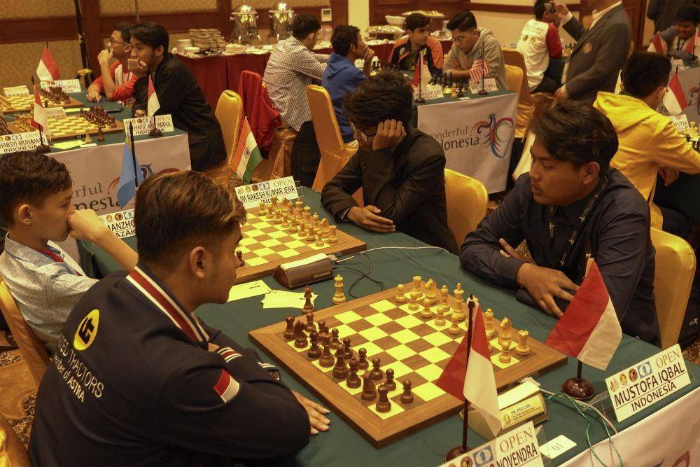 Sejumlah pecatur yunior bertanding pada Asian Junior Chess Championship 2019 di Solo, Jawa Tengah