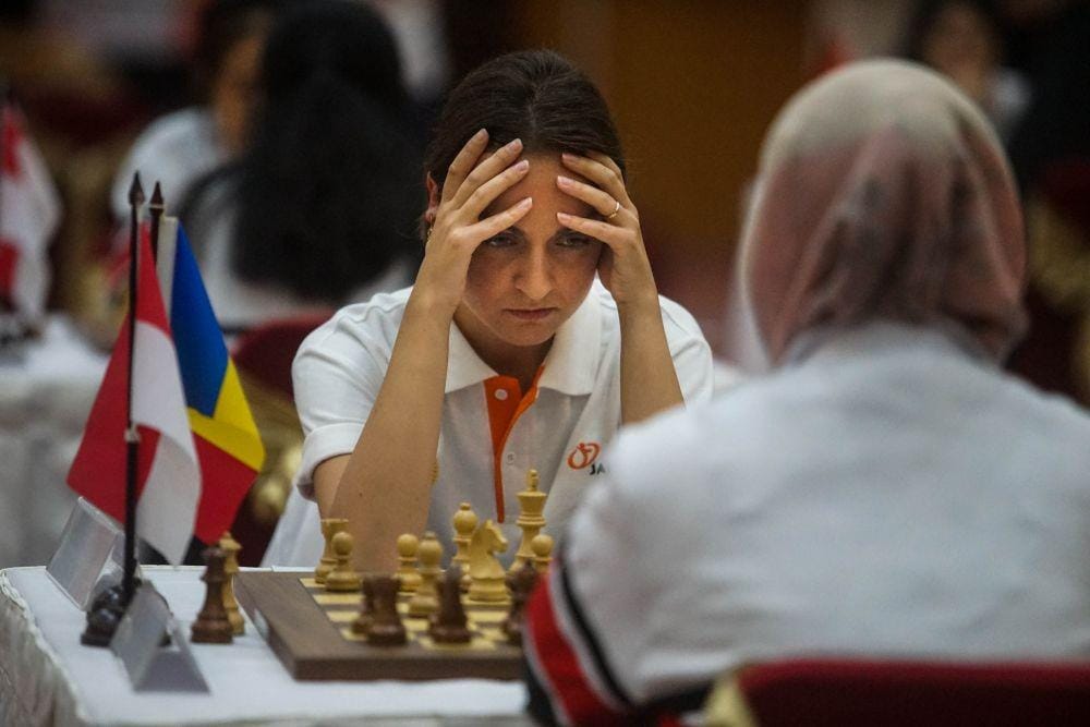 Pecatur asal Romania Alina L'ami (kedua kanan) mengikuti pertandingan saat pembukaan JAPFA Grand Master dan Women Grand Master Tournament 2019 di Hotel Inna Garuda Yogyakarta