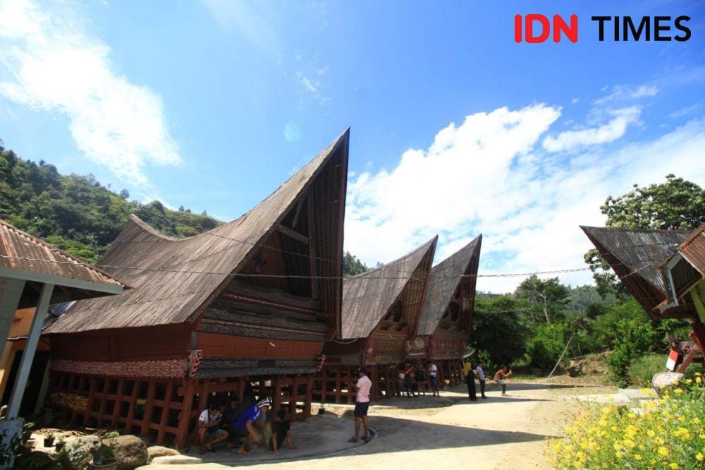Tiga rumah adat di Desa Meat yang dijadikan home stay (IDN Times/Prayugo Utomo)