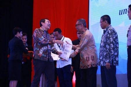 (Wakil Ketua KPK Saut Situmorang memberikan penghargaan kepada Kemenag karena paling rajin melaporkan gratifikasi) Dokumentasi Kemenag