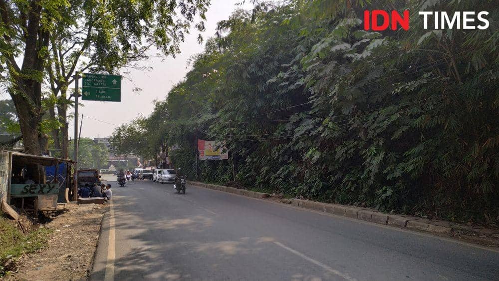 (Jalan dan bukit ke arah PTPN Serpong) IDN Times/Muhamad Iqbal