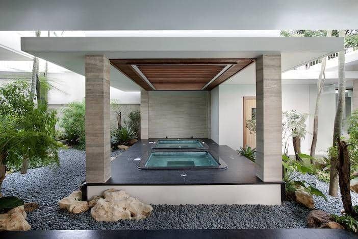 8 Desain Jacuzzi Keren untuk Rumah Impianmu, Bikin Betah Berendam!