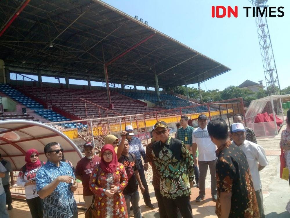 Gubernur Sulsel Nurdin Abdullah saat meninjau Stadion Mattoanging Makassar. IDN Times/Didit Hariyadi